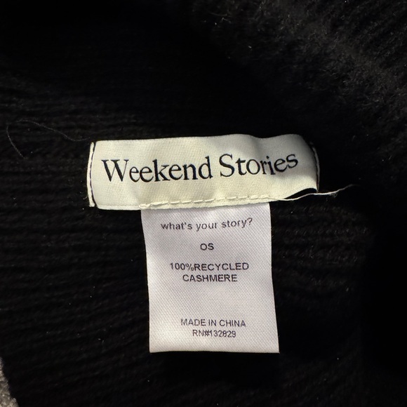 Weekend Stories Itzel Recycled Cashmere Black Knit Beanie - Picture 2 of 2